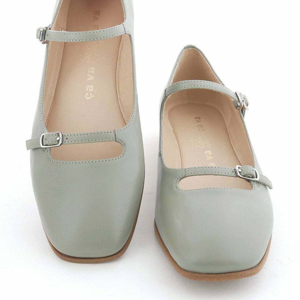 華奢なダブルストラップで大人の可愛らしさを演出します