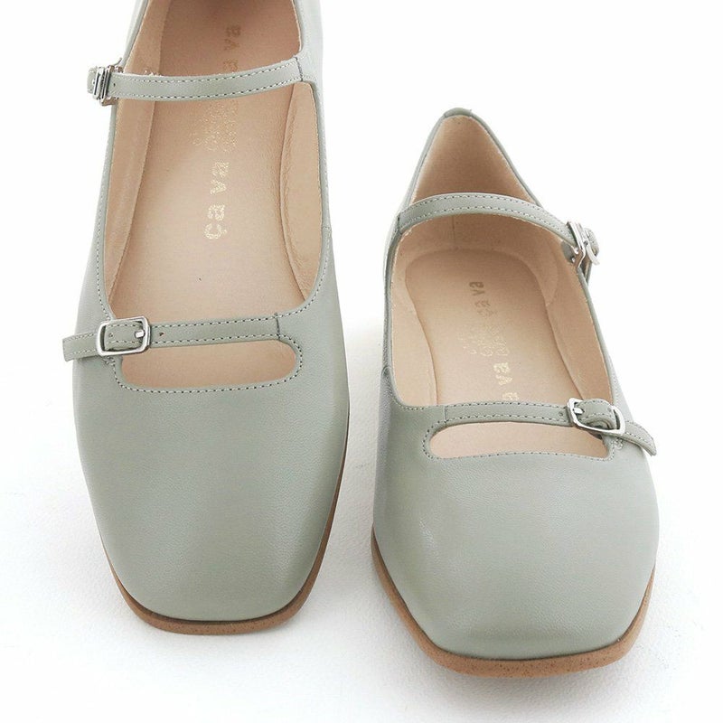 華奢なダブルストラップで大人の可愛らしさを演出します