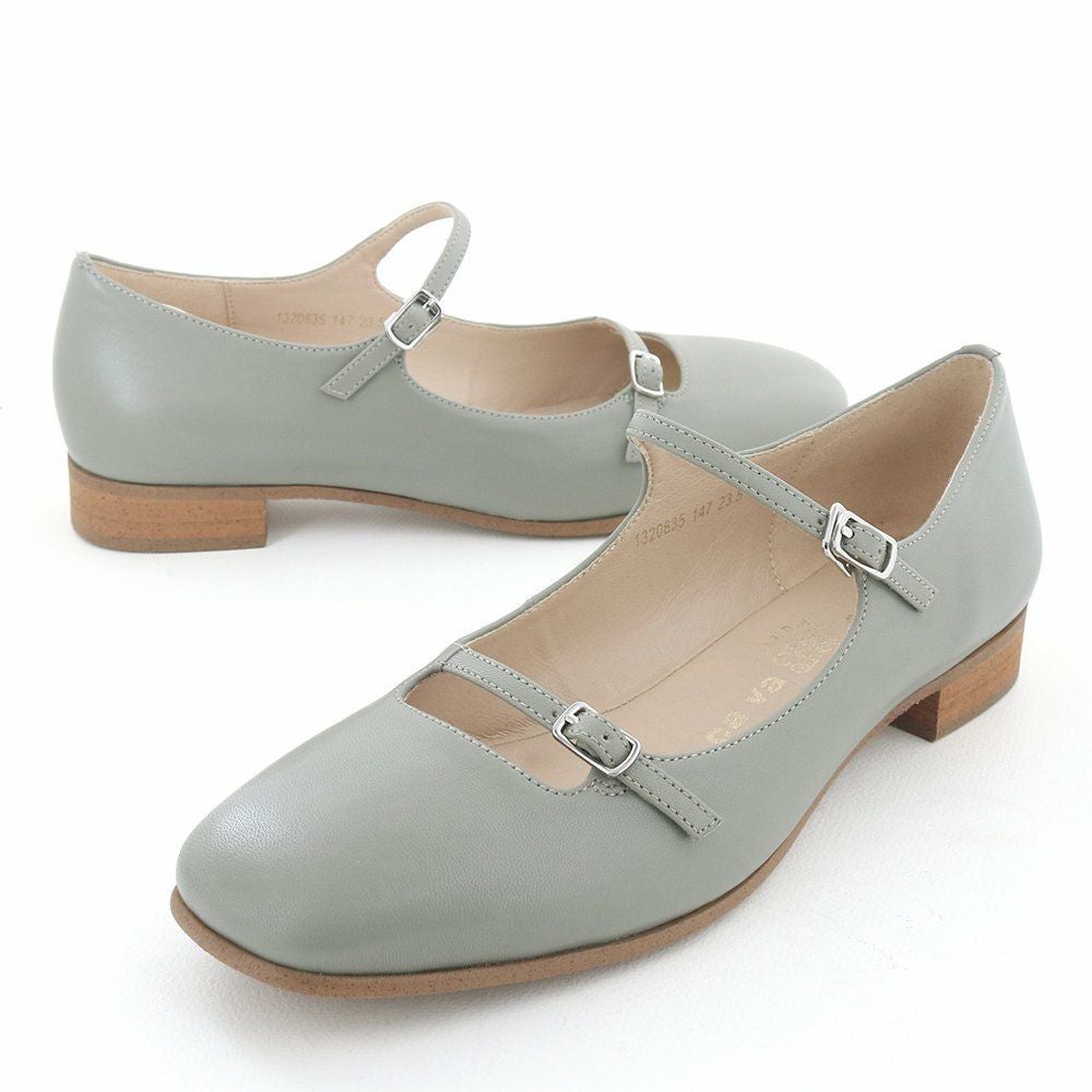 この春の新色ライトカーキはくすみカラーで肌なじみも◎