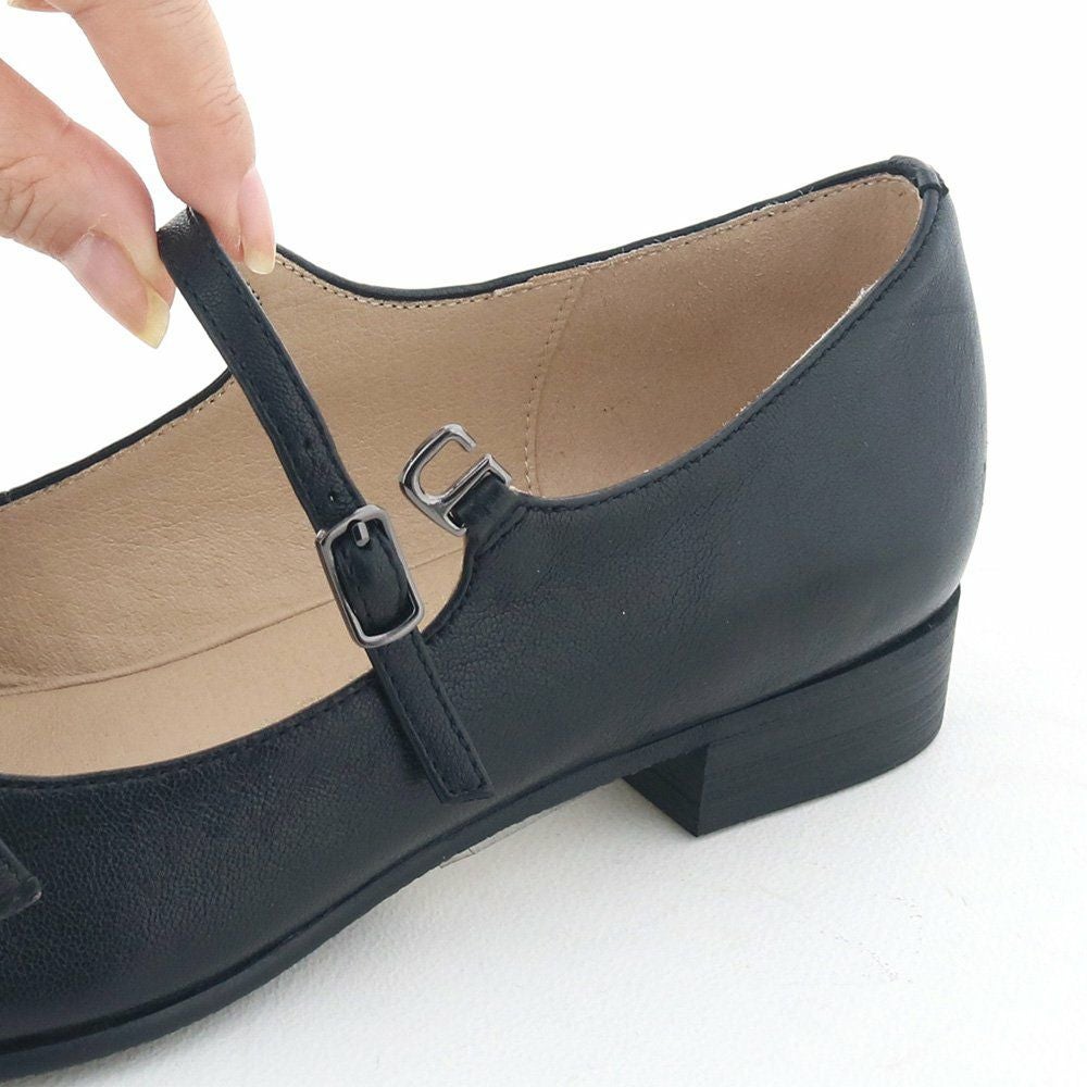 ストラップで甲をしっかりホールドします