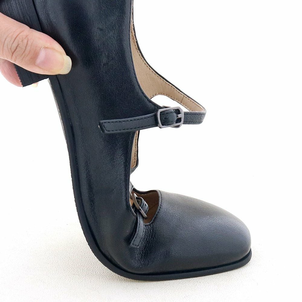 サケット製法で返りがよく、包み込まれる履き心地です