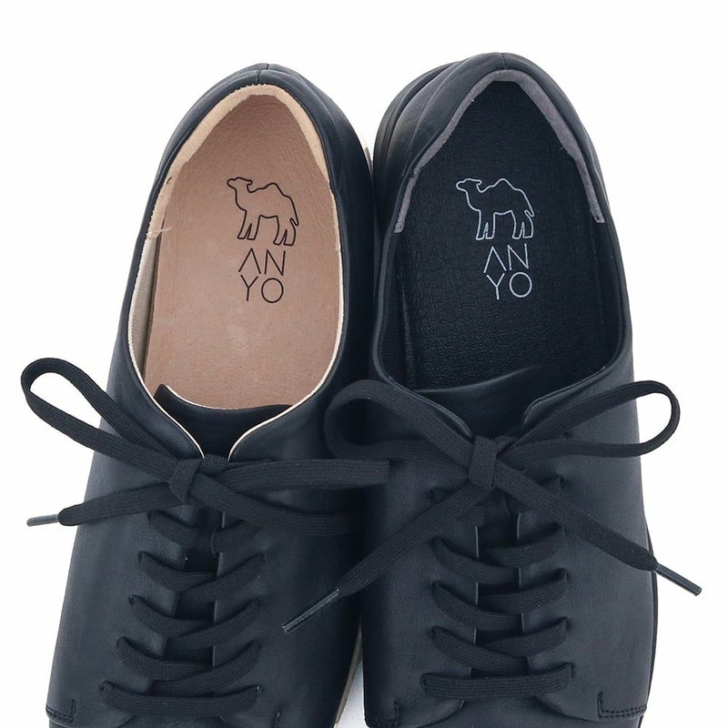 ライニングやインソールも黒で統一。季節を問わず使えるカラーです