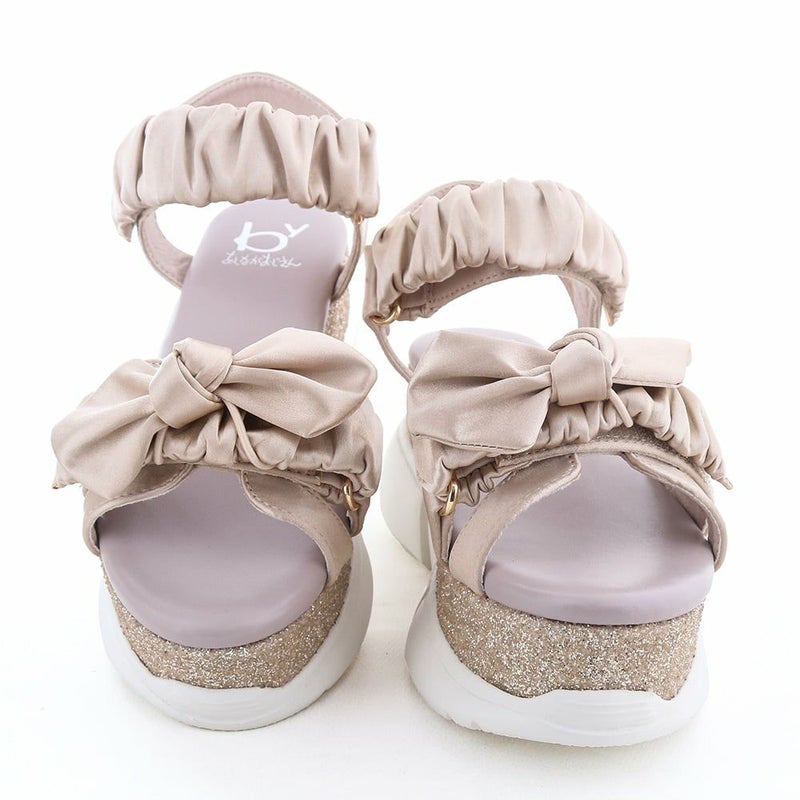 キラキラソールにリボンやサテン生地･･･。可愛さをぎゅっと詰め込んだ一足です