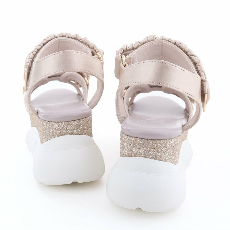 ソールはボリュームたっぷり。しっかりスタイルアップできます