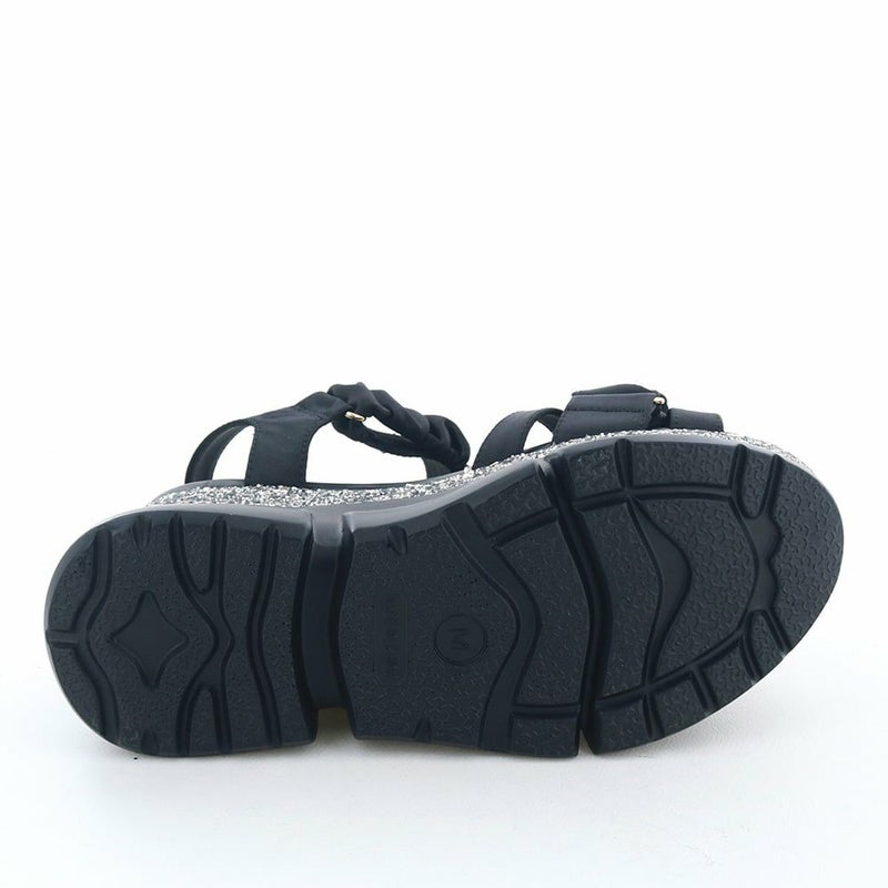 ソール全体に厚みがありヒール傾斜は2.5cmほど