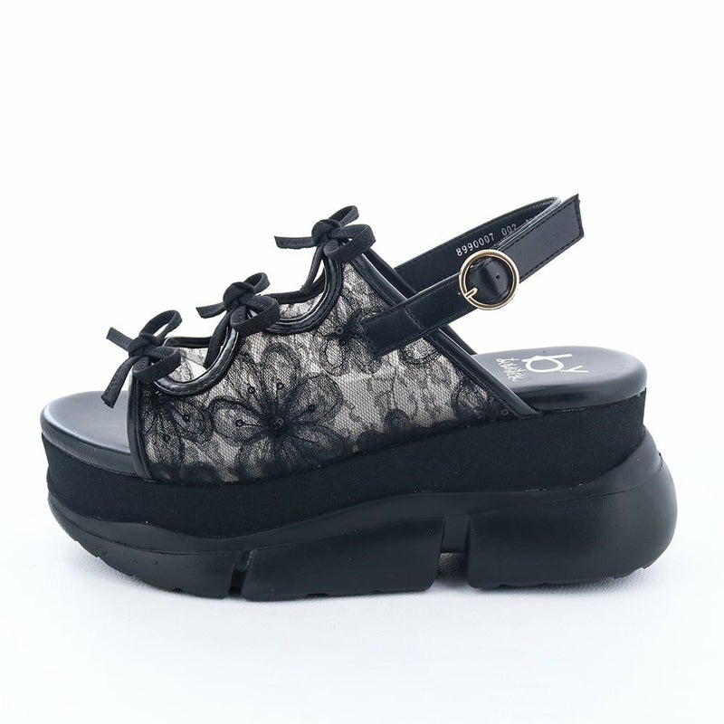 キラキラのグリッターソールが目を惹くスポーツサンダル