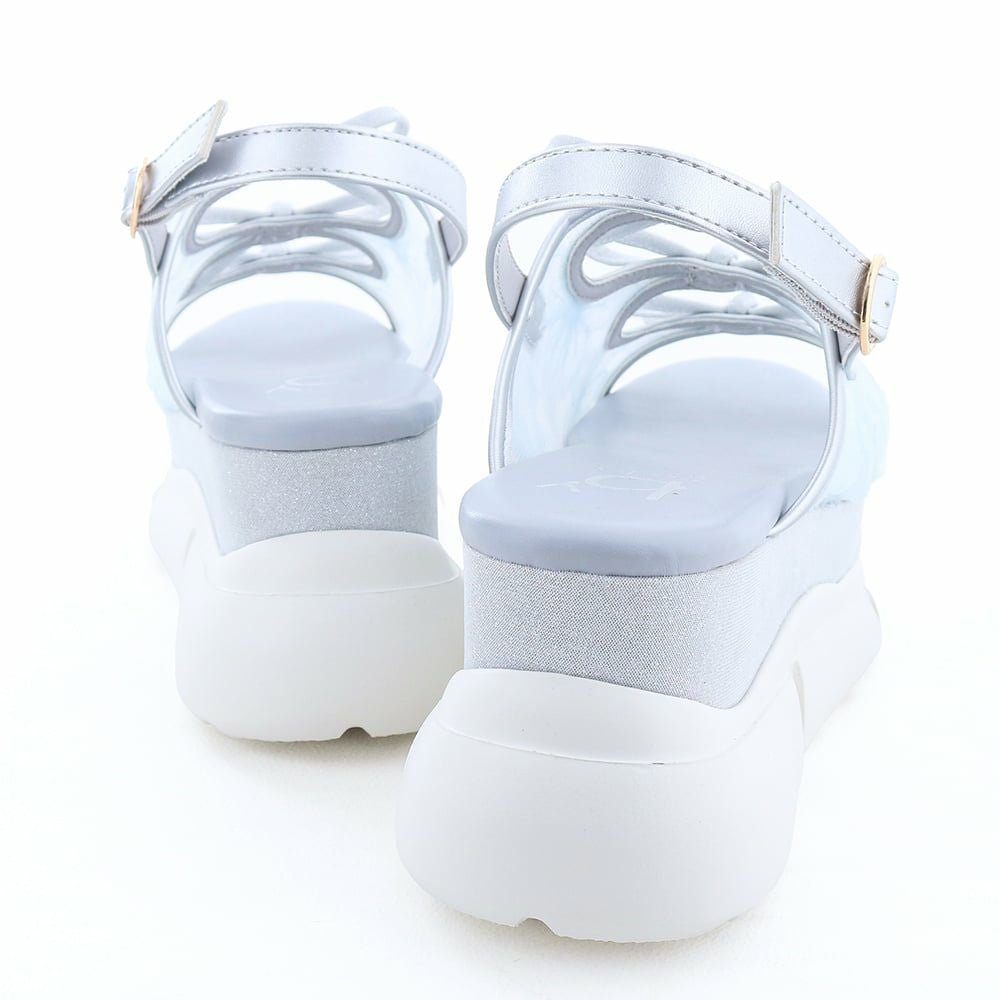 ボリュームたっぷりのソールでスタイルアップできます