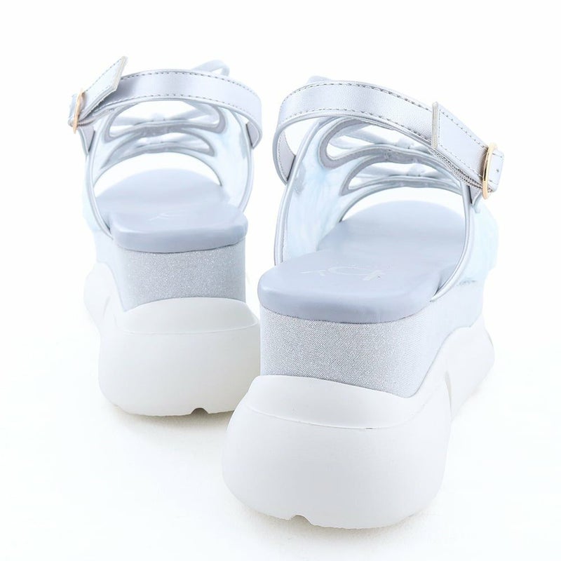 ボリュームたっぷりのソールでスタイルアップできます