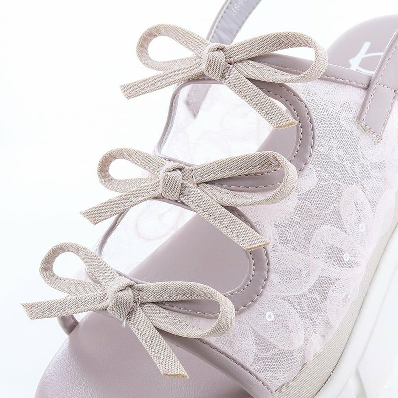 小さな三連リボンがデザインのポイントです