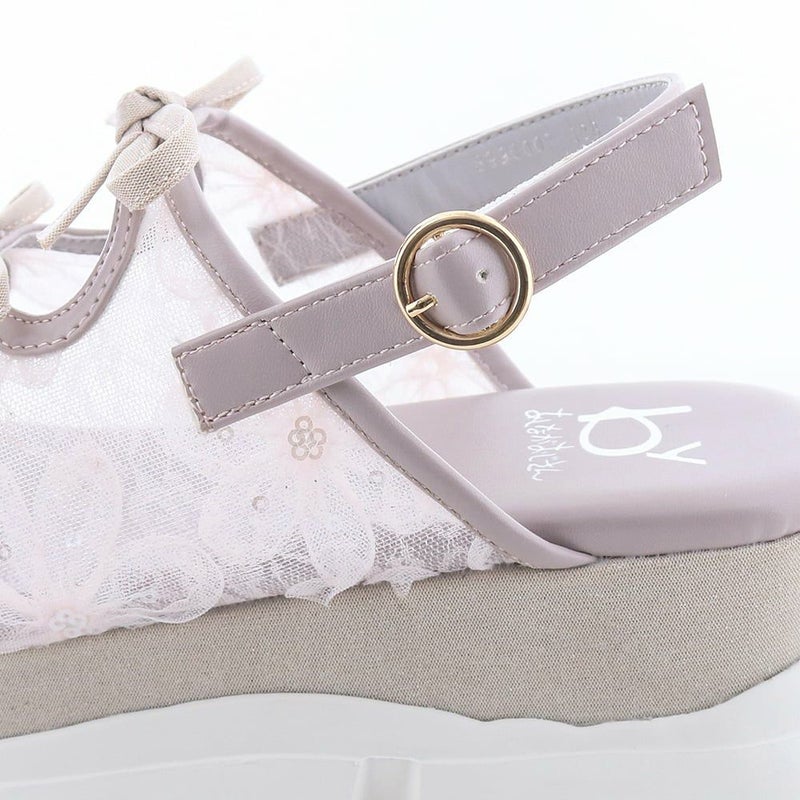 真ん丸のバックルがさり気ないアクセントに