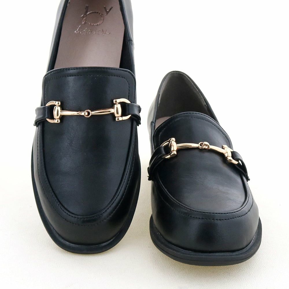 華奢な金具が上品。ほんのりクラシカルな佇まいです