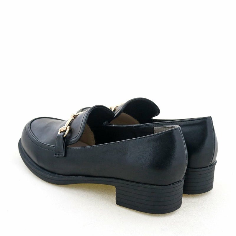 ヒール感のあるデザインできちんとした印象に