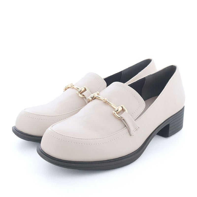 2026年春の新色はアイボリー。足元に抜け感をプラスしてくれます