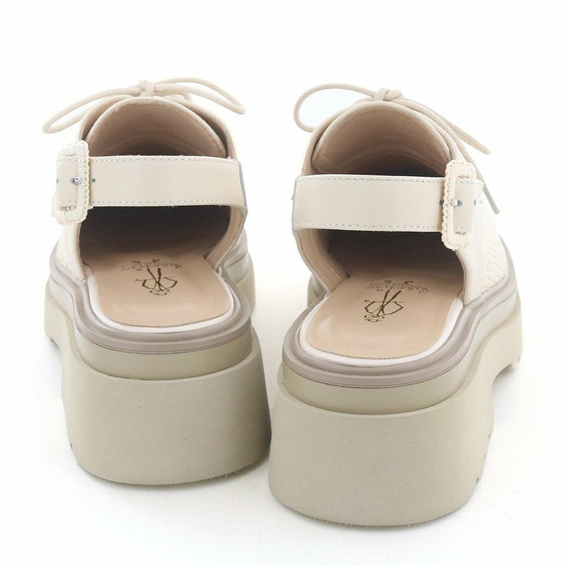 するっと履ける気軽さもポイント。軽量ソールで軽快に歩けます