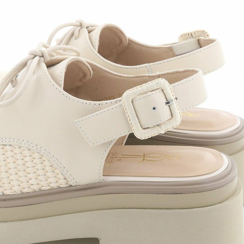 ベルトのバックルもラフィア調素材で統一