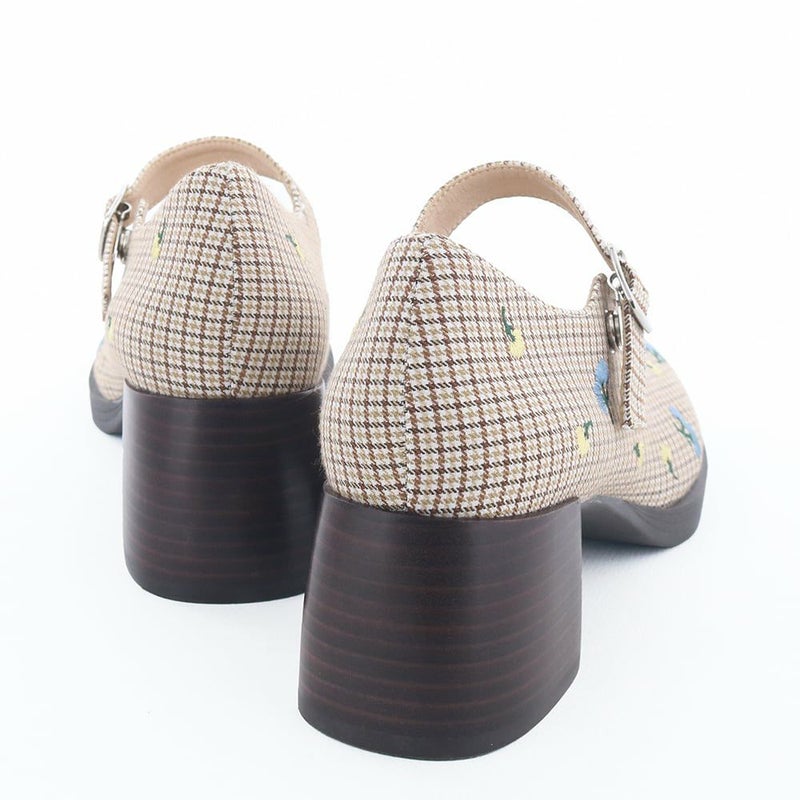 ぷくっと丸みのあるボリュームヒールもポイント