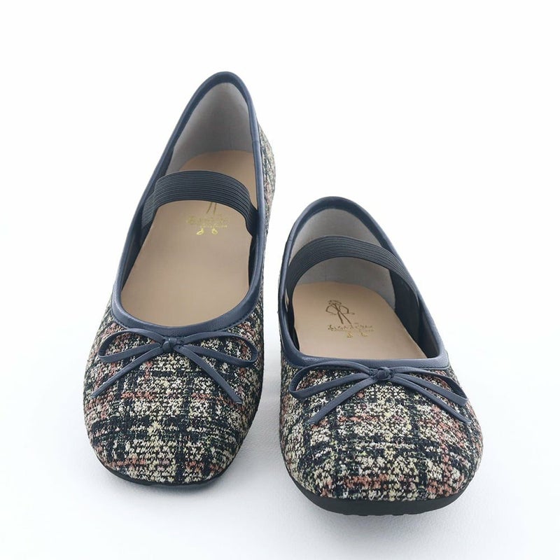 ストラップを踏んでシンプルなバレエシューズとしても履ける2WAY仕様