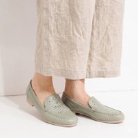 ライトグリーン