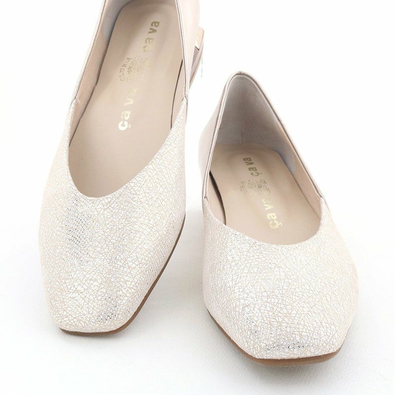 シンプルながらカッティングやモダンなヒールで個性的な一足に