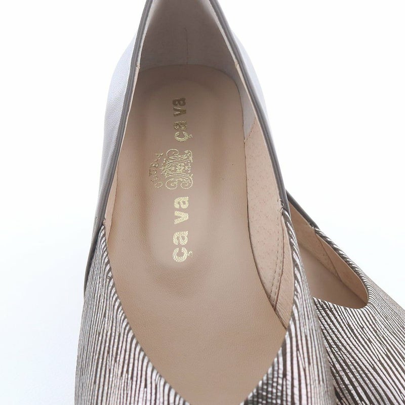 インソールはクッションを効かせ、足裏が痛くなりにくい