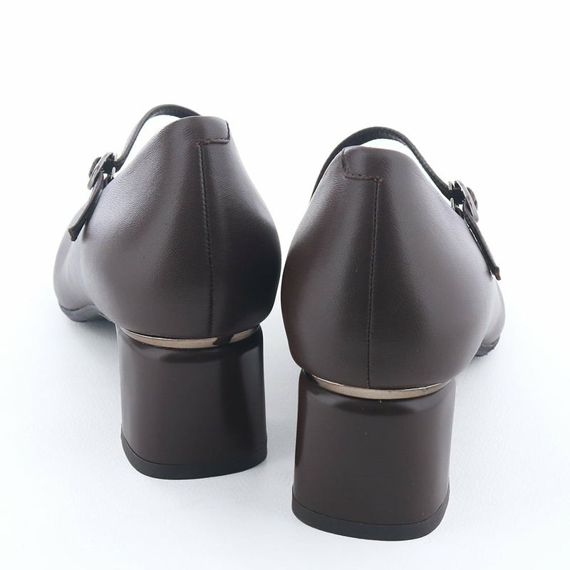 ヒールにあしらったメタル金具が後姿のアクセントに