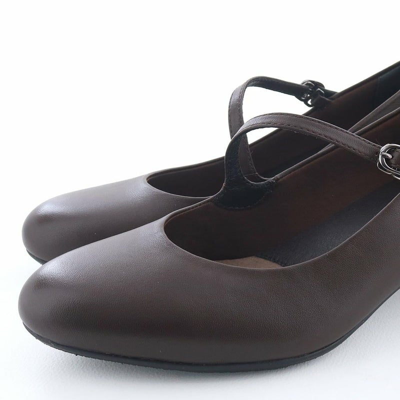 深みある色味でカジュアル過ぎず、オフィススタイルにも◎