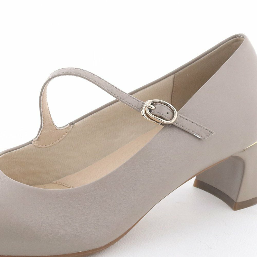 華奢なストラップは斜めに配置することで甲周りがほっそり見えます