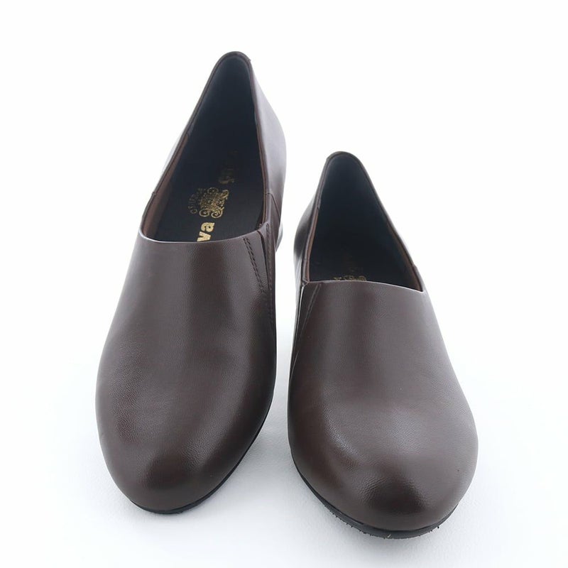 甲を深くカバーするシューティースタイルで安定感のある履き心地です