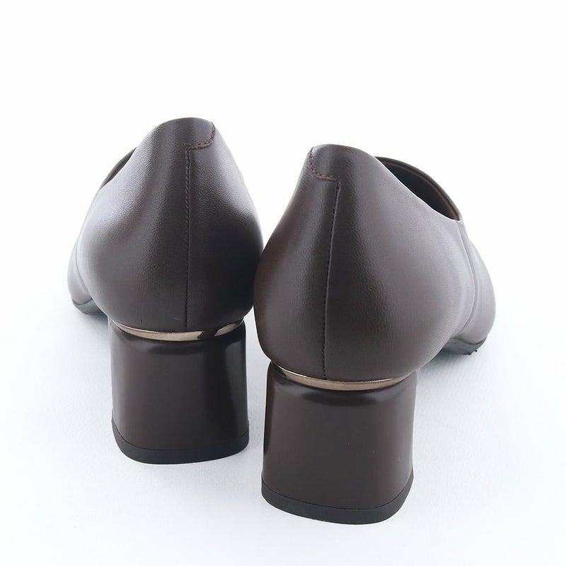 ヒールにあしらったメタル金具が後姿のアクセントに