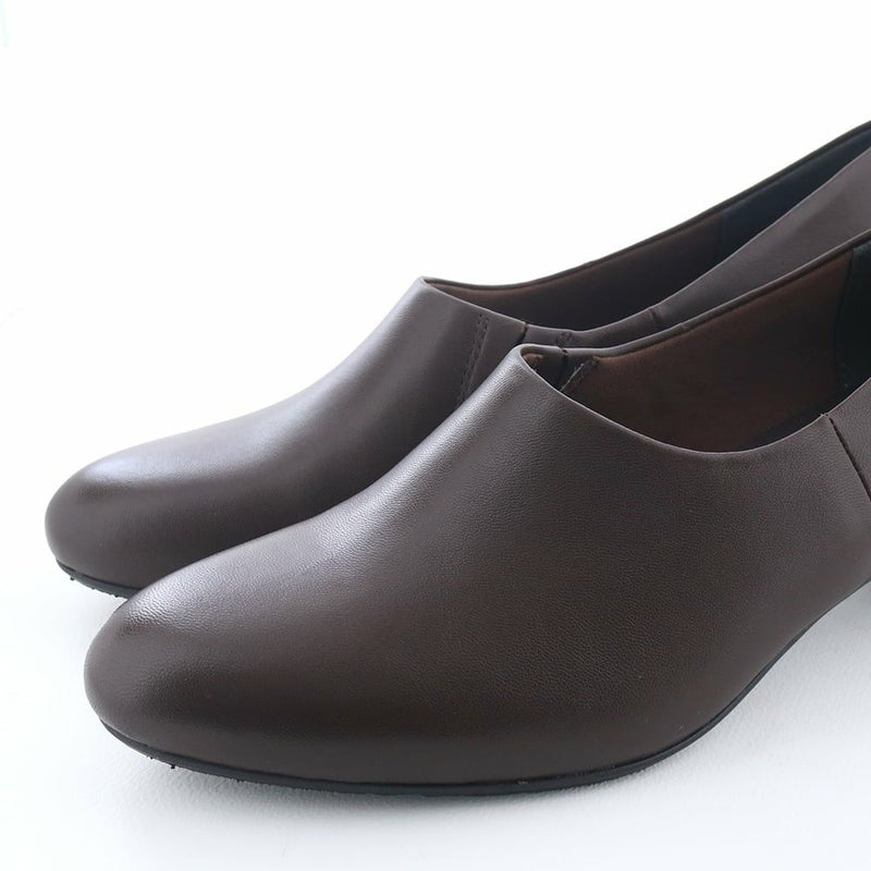 深みある色でカジュアル過ぎず、オフィススタイルにもなじみます