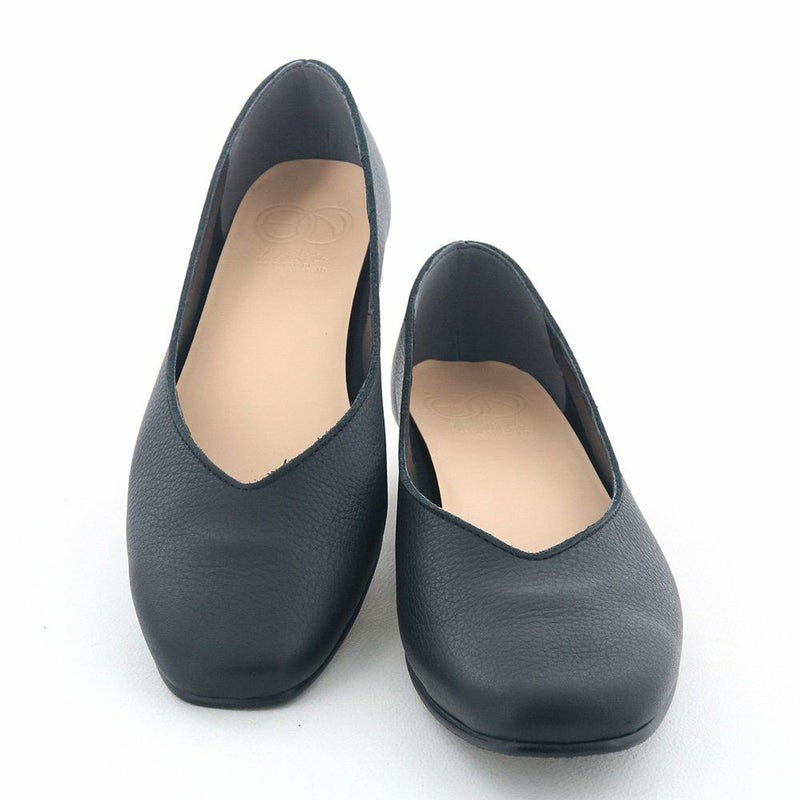 履き心地の良さや防水などの機能はそのままに、フォーマルシーンでも使いやすいきれいめなデザイン