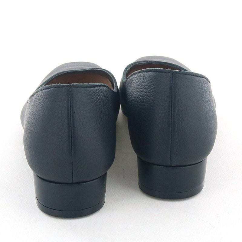 季節やシーンを問わずに履ける便利な一足です