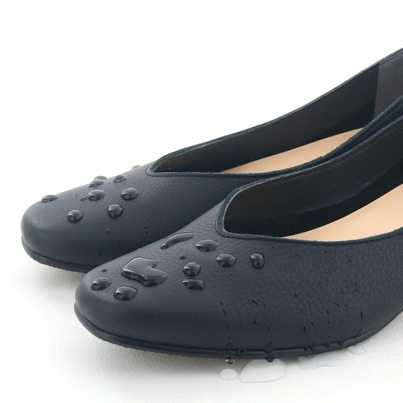 防水レザーで急な雨にも慌てない。雨の日の通勤コーデにも最適です