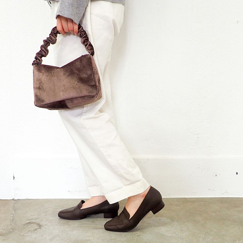 ダークブラウン