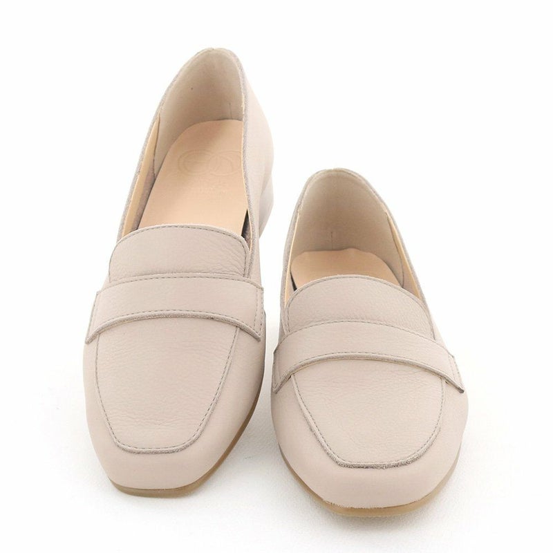 やわらかな履き心地と防水機能はそのままに、フォーマルシーンにも使えるきれいめなデザイン