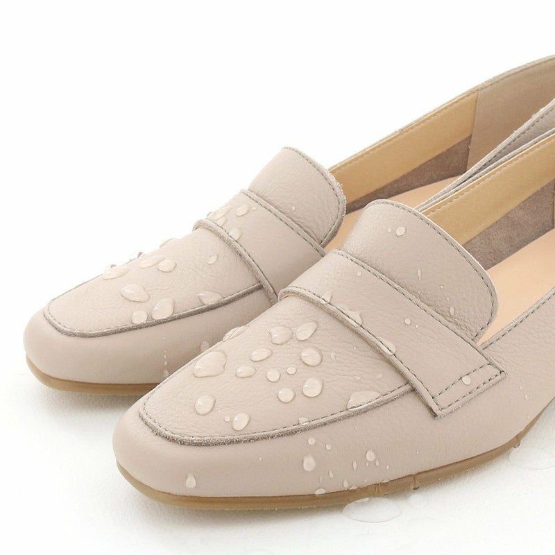 防水レザーで急な雨にも慌てない！