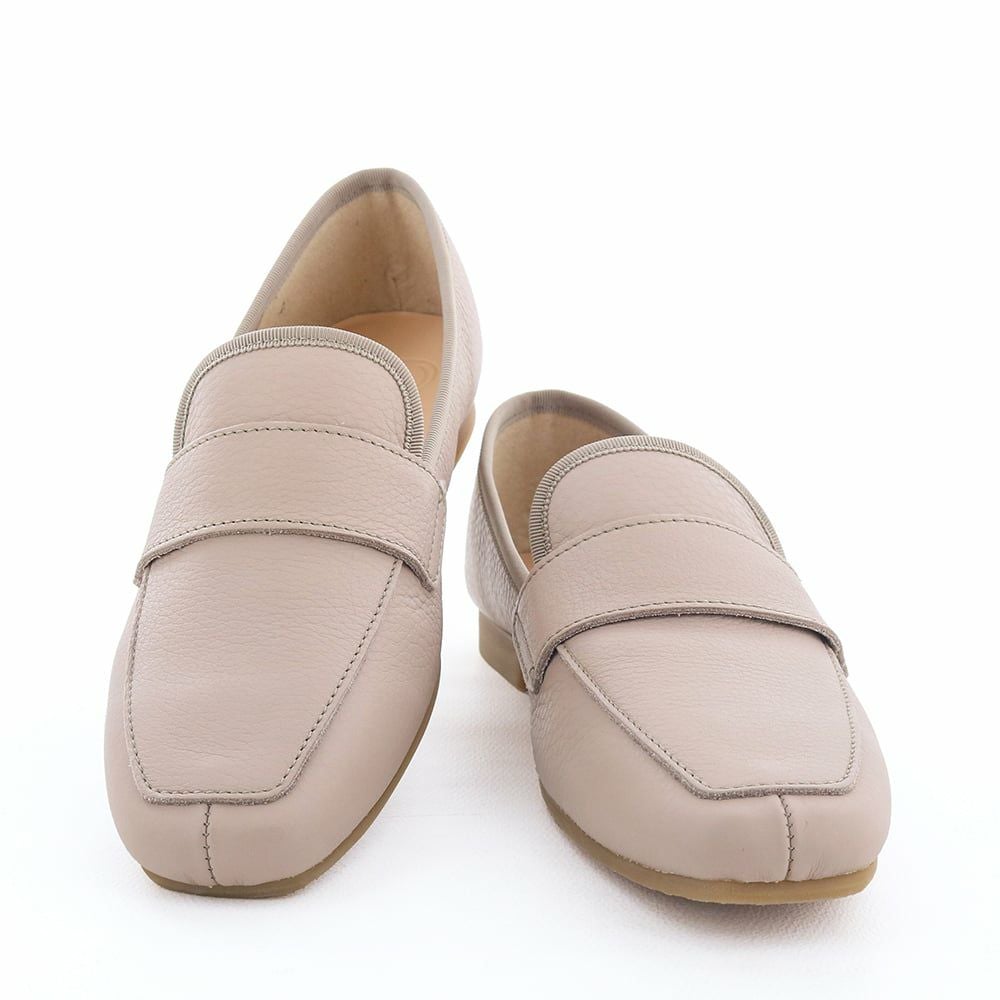 ミニマルなデザインはスタイルやシーンを選ばず広く活躍しそう