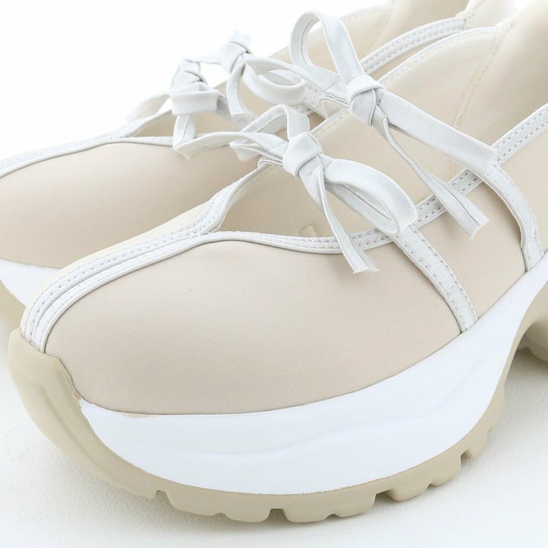 ふたつ並んだリボンストラップがポイント。甲もしっかりホールドします