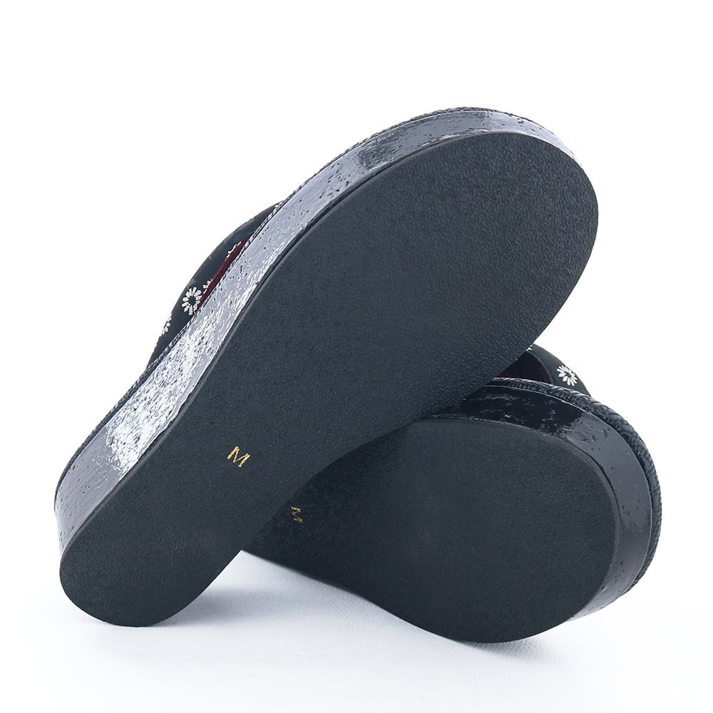 ソール全体に厚みがありヒール傾斜は2.0cmほど