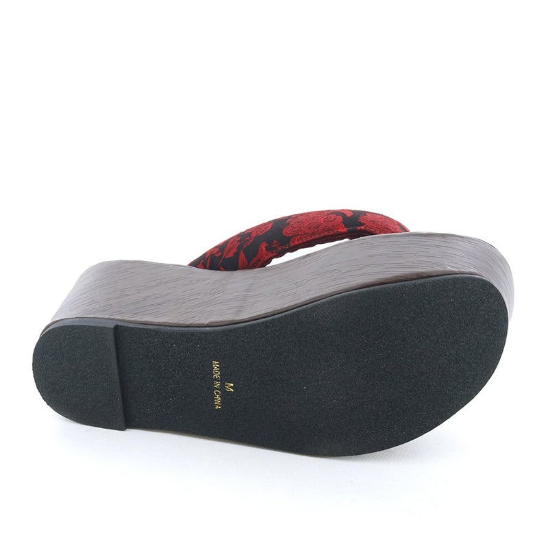 ソール全体に厚みがありヒール傾斜は2.5cmほど