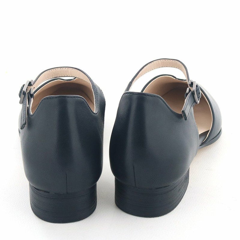 開きのあるデザインで、まだまだ暑い晩夏から初秋にも活躍してくれそう