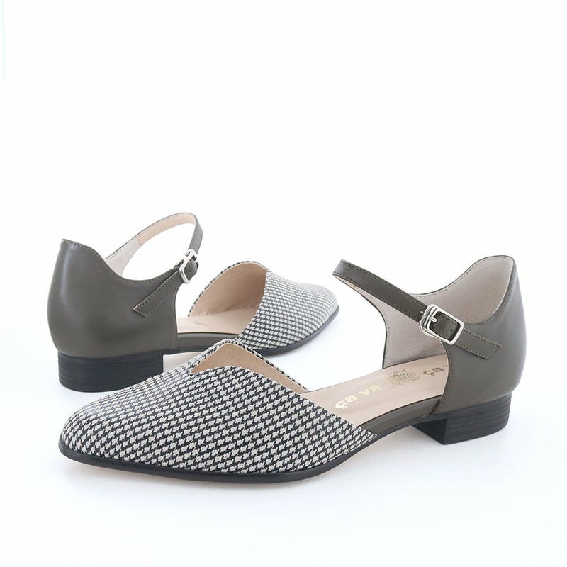 2025秋の新色はカーキコンビ。キラッと光るメタリックカラーが映える一足