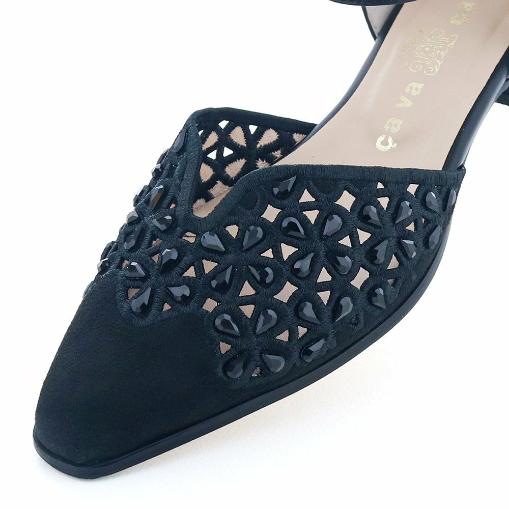 ビジューまで黒で統一し普段使いしやすいデザインに（ブラック）