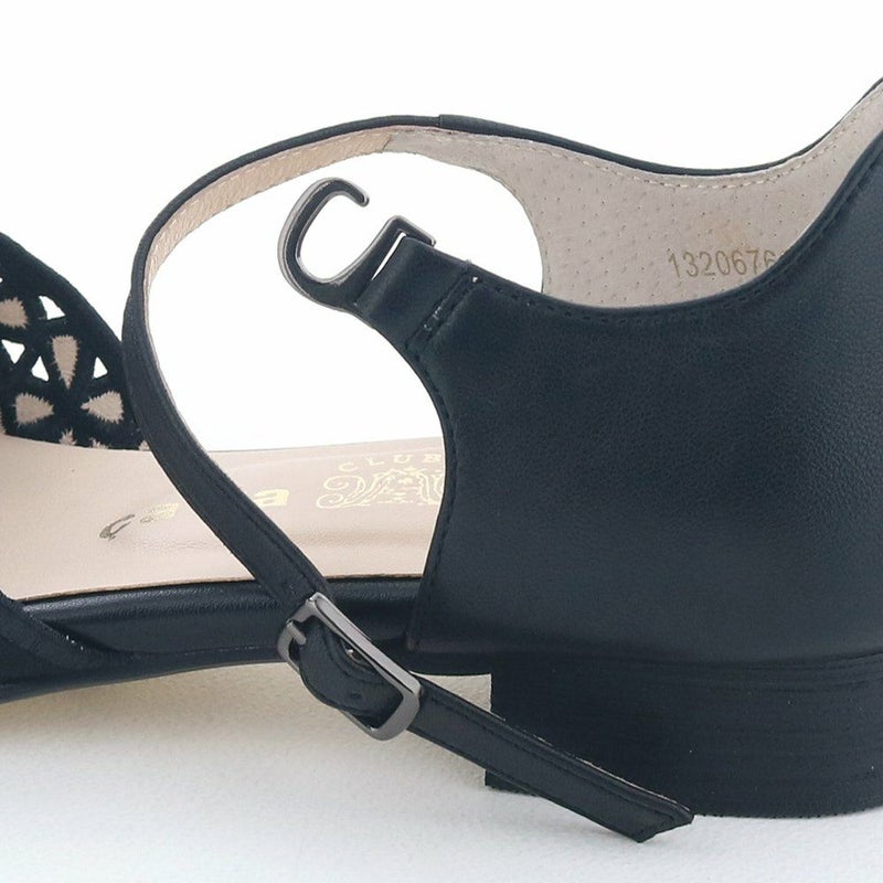 華奢なベルトも女性らしさを引き立たせます