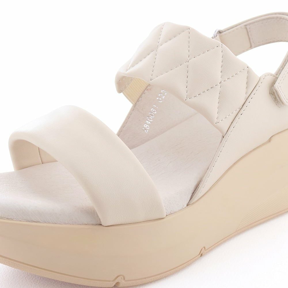 アッパーは見た目にもやわらかなパデット仕様