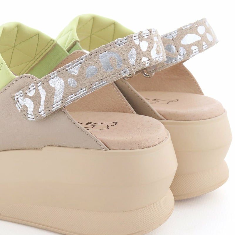 バックベルトには後ろ姿のアクセントになるメタリックカラーを（マルチ）