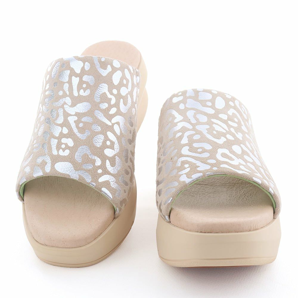 暑い夏を快適に過ごせるよう、履き心地よく仕立てました