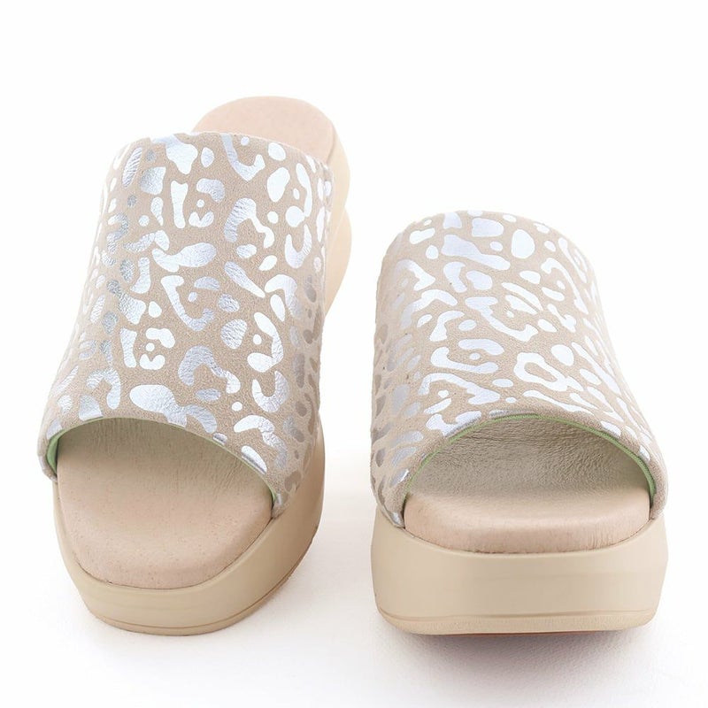 暑い夏を快適に過ごせるよう、履き心地よく仕立てました