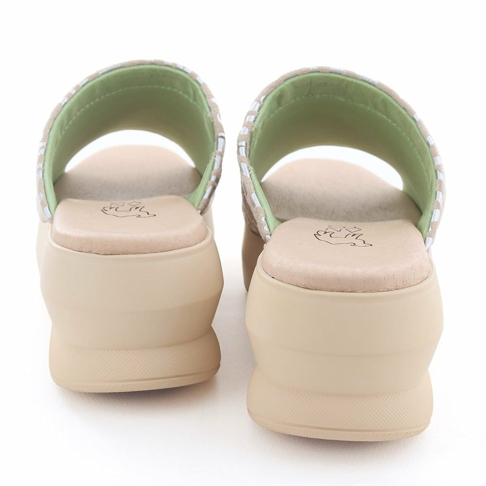 手を使わずサッと履いてすぐに出掛けられるフットワークの軽さも魅力です