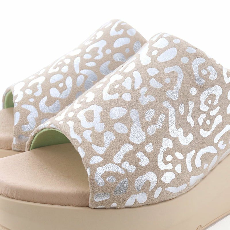 夏の日差しに映えるメタリックカラー。ライムグリーンの裏地にも注目（ベージュコンビ）